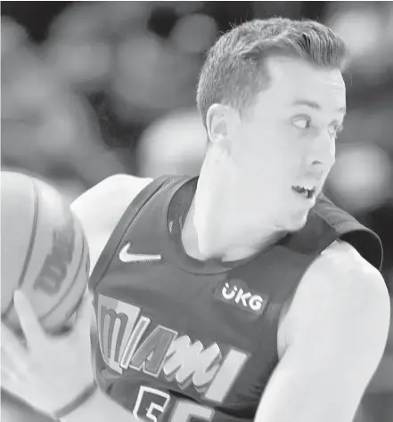  ?? DAVID ZALUBOWSKI/AP ?? Heat guard Duncan Robinson is pushing past a knee issue, toward the franchise consecutiv­e-games record.