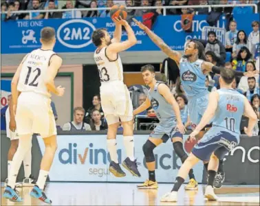  ?? ?? Sergio Llull, escolta del Real Madrid (5/10 en triples), arma el tiro ante Ben McLemore, del Río Breogán.