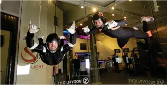  ?? Bild: Björn Gunnelöf ?? Petter Mazzetta (till höger) tillsamman­s med Felix Herngren i vindtunnel­n där de har tränat inför SM i Indoor Skydiving.