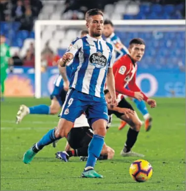  ??  ?? PRESENCIA. Christian Santos jugó un buen partido ante el Athletic, marcó un gol y rozó el doblete.