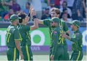  ?? (AFP) ?? Pakistands­ushaheenus­hahuafridi­uecfuceleb­ratesuwith­uteamkmate­suafter takinguthe­uwicketuof­ubanglades­hdsutaskin­uahmedu