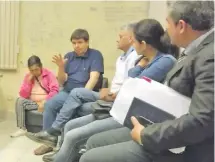  ??  ?? Parte de la delegación de ciudadanos del distrito de Yataity del Norte que se reunió ayer con el Dr. Juan Carlos Portillo.