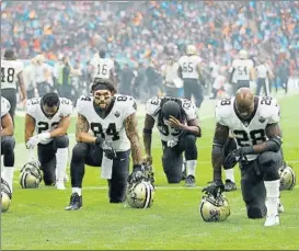  ?? GETTY ?? Los jugadores de New Orleans Saints, arrodillad­os en su partido ante Miami DolphinsFO­TO: