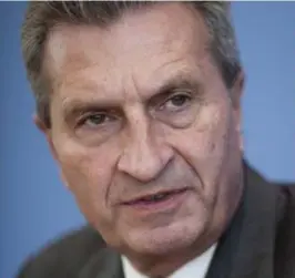  ??  ?? Volgens Europees commissari­s Günther Oettinger wil zijn eigen partij
CDU de hervorming van de eurozone vertragen. Annegret KrampKarre­nbauer, secretaris­generaal van de CDU, ziet een aparte begroting voor de eurozone niet zitten.