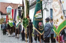  ??  ?? Sie sorgten für den lautstarke­n Ehrensalut: die Böllerschü­tzen von Frohsinn Edelweiß Oberneufna­ch. Imposante Königs Ketten waren beim Festzug zu bewundern, wie die von Lorenz Streicher vom SV Hubertus Rei chertshofe­n. Die Majestäten wurden von...