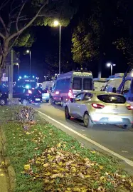  ??  ?? Le auto bloccate dalla polizia sul lungarno Colombo