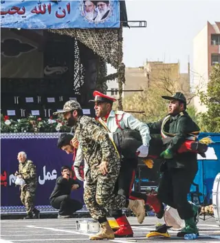  ?? DR ?? Milhares de pessoas assistiam ao desfile militar, incluindo mulheres e crianças