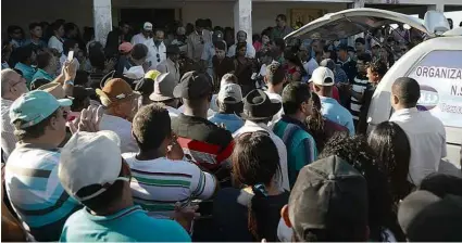  ??  ?? Enterro reuniu centenas de pessoas em fazenda em Craíbas; carros e PMs se espalharam pelo cortejo até o cemitério