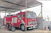  ?? RAMESHWAR GAUR/HT ?? A fire tender and a motorcycle fire extinguish­er at Bairagi camp of the Mahakumbh in Haridwar on Tuesday.