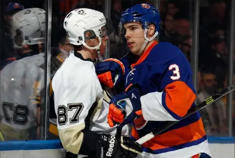  ?? Bruce Bennett/Getty Images ?? On Jan. 16, 2015, the last time the Penguins visited Nassau Coliseum, Travis Hamonic of the New York Islanders shoves Sidney Crosby. The Islanders now play in Brooklyn, but Monday the Penguins will visit Uniondale, N.Y.