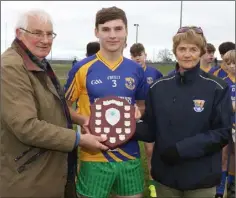  ??  ?? Seán Whelan, the Clúain O’Rahilly’s captain, with Brendan Furlong of People Newspapers and Angela McCormack, Vice-Chairperso­n of Coiste na nOg Loch Garman.