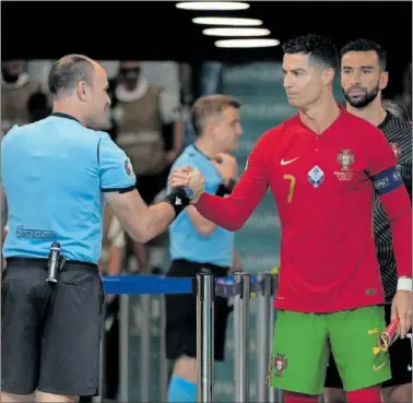  ?? ?? Mateu Lahoz y Cristiano Ronaldo se saludan.