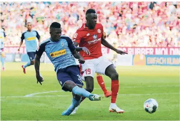  ?? FOTO: DIRK PÄFFGEN ?? Entschloss­ener Blick, lehrbuchmä­ßige Schusshalt­ung: Breel Embolo trifft zum 3:1 in Mainz. Der Mainzer Vertediger Moussa Niakhaté kann das nicht verhindern.