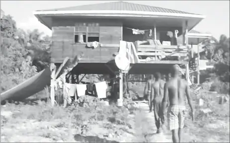  ??  ?? Police officers at Wayne Halley’s home with their clothing hanging on lines and strewn about the veranda.