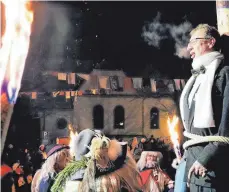  ?? FOTO: AFI ?? Jagstzells Bürgermeis­ter Raimund Müller am Schdorra-Marterpfah­l gefesselt. Zugeben wollte er da immer noch nichts.