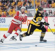  ?? GARY YOKOYAMA THE HAMILTON SPECTATOR ?? Bulldogs’ Nicholas Mattinen races up the ice with the puck with Greyhounds’ Boris Katchouk in pursuit.