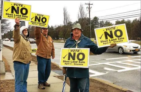  ?? FILE PHOTO ?? Three volunteers express their opinions before the April 4 public referendum on whether to sell surplus Shen-owned land to a developer.