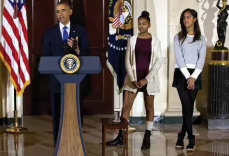  ?? JACQUELYN MARTIN/THE ASSOCIATED PRESS FILE PHOTO ?? The bored looks of Sasha, centre, and Malia Obama prove even a parent with a cool job is still embarrassi­ng to their kids, Kathryn Laskaris writes.