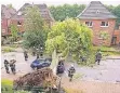  ?? FOTO: DPA ?? Aufräumen nach dem Unwetter, hier in Hamburg .