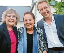  ?? SCHWINGER ?? Mit Carole Dawn Reinhart (links) und Max Müller verbindet Gerda Fröhlich eine langjährig­e Freundscha­ft