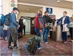  ??  ?? pasajeros abordan el primer vuelo de southwest Airlines desde el Aeropuerto de colorado springs, el jueves 11 de marzo