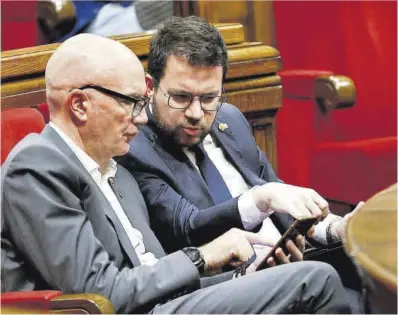  ?? Quiqie García / Efe ?? El president Aragonès habla con el conseller de Agricultur­a, David Mascort, en el Parlament.
