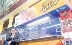  ?? NATIONAL SCIENCE AND TECHNOLOGY DEVELOPMEN­T AGENCY ?? Minister of Higher Education, Science, Research and Innovation Suvit Maesincee demonstrat­es an environmen­tally friendly smart food cart developed by Thai inventors.