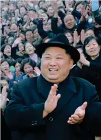  ??  ?? Applausi Il leader nordcorean­o Kim Jong-un, 33 anni
