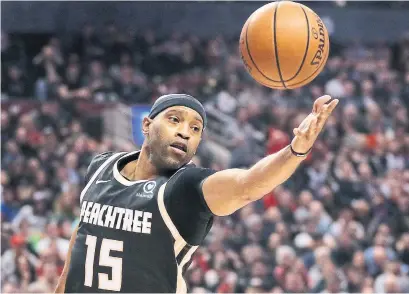  ?? RICHARD LAUTENS TORONTO STAR ?? Two days past his 43rd birthday, Atlanta Hawks guard and former Raptor Vince Carter had 10 points in his first six minutes of play.