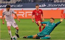 ??  ?? Bomber Jonas Hofmann, 28 anni, Gladbach, va in gol contro il Bayern