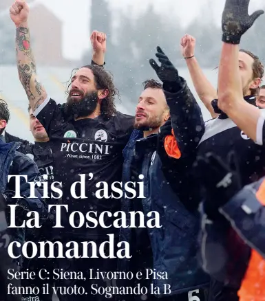  ??  ?? L’esultanza dei giocatori del Siena dopo la vittoria di domenica contro l’Olbia sotto la neve