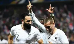  ??  ?? Adil Rami a surgi en premier pour célébrer le penalty d’Antoine Griezmann.