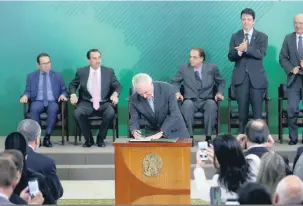  ?? Antonio Cruz/Agência Brasil ?? O presidente assinou a medida provisória em cerimônia no Palácio do Planalto