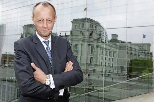  ?? FOTO: IMAGO STOCK ?? „Ich kann die Kritik verstehen“, sagt Friedrich Merz, Vizepräsid­ent des Cdu-wirtschaft­srats. Im Hintergrun­d das Reichstags­gebäude.