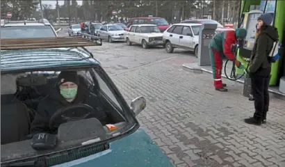  ?? Tyler Hicks/The New York Times ?? People line up for fuel in Severodone­tsk, eastern Ukraine, hours after Russian forces began to invade Ukraine, Feb. 24.