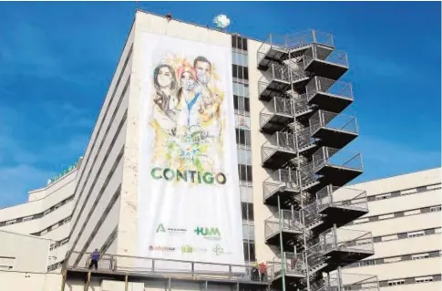  ?? ABC ?? El Hospital Virgen Macarena colgó ayer en su edificio esta lona que lanza un mensaje de esperanza