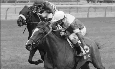  ?? MICHAEL BURNS ?? Etoile, ridden by Rafael Hernandez, wins the Grade 1 E.P. Taylor Stakes on Sunday at Woodbine.