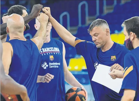  ?? FOTO: FCBARCELON­A.CAT ?? Sarunas Jasikevici­us junto su puño con los de sus jugadores al final de un entrenamie­nto reciente en el Palau Blaugrana