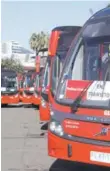  ??  ?? ► Los buses del Transantia­go.