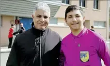  ?? - Crédits : CFC ?? L’arbitre du match U15 masculin avec Fatah Salmi, président du Confluence­s FC