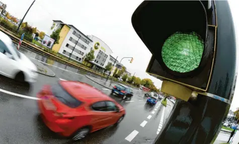  ?? Foto: Silvio Wyszengrad ?? In der Haunstette­r Straße muss man bald langsamer fahren – dafür sollen die Ampeln intelligen­t werden.