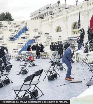  ??  ?? Preparativ­os del ensayo general para la ceremonia de mañana.