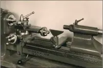  ??  ?? Mit dem Klemmhebel ließen sich Vorrichtun­gen oder Werkstücke fein justierbar spannen und lösen – im Bild der klassische Einsatz in einer Drehmaschi­ne.