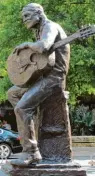  ?? Foto: Heike Schmidt/tmn ?? Willie-Nelson-Statue vor dem ACL: Ist dieser Outlaw-Musiker ein Cowboy oder ein Hippie – oder beides?