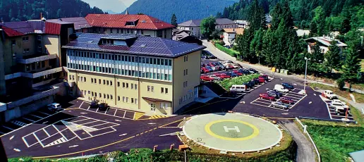  ??  ?? L’ospedale Nell’immagine una veduta aerea dell’ospedale di Pieve di Cadore, nel Bellunese, dove il dottor Cetera operava come primario