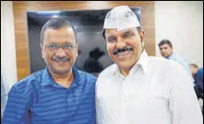  ?? HT PHOTO ?? Jammu and Kashmir Panthers Party’s former chairperso­n Harsh Dev Singh with AAP’S national convener Arvind Kejriwal after joining the latter’s party in New Delhi on Saturday.