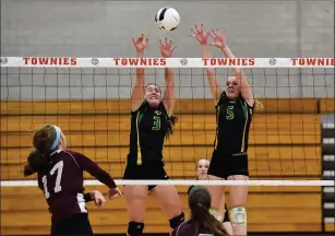  ?? Photo by Jerry Silberman / risportsph­oto.com ?? North Smithfield setter Jacqueline Eddy (3) and middle Lauren Murphy (5) attempt to block East Greenwich’s Viviann Goulet (17) during the No. 1 Avengers’ four-game win in the D-II semifinals.