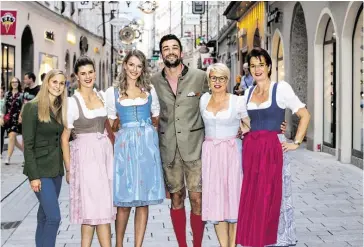  ?? BILDER: SN/ANDREAS KOLARIK (5) ?? Wahl zum Ruperti-Dirndl und -Bua: Freitag, 21. September, um 19 Uhr am Domplatz. Im Bild: Trachten Stassny/Spatt.