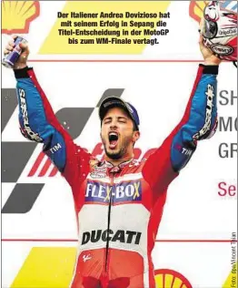  ??  ?? Der Italiener Andrea Dovizioso hat mit seinem Erfolg in Sepang die Titel-Entscheidu­ng in der MotoGP
bis zum WM-Finale vertagt.