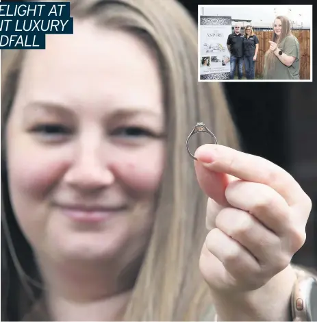  ?? JOSEPH RAYNOR ?? Kim Jones, 34, with her new diamond ring and (inset) with Aspire Fine Jewellery’s Kevin Smith and Sharon Jordan